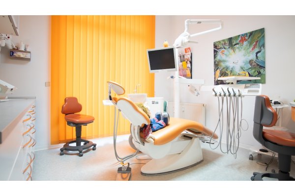 "Behandlungsstuhl in der Praxis"